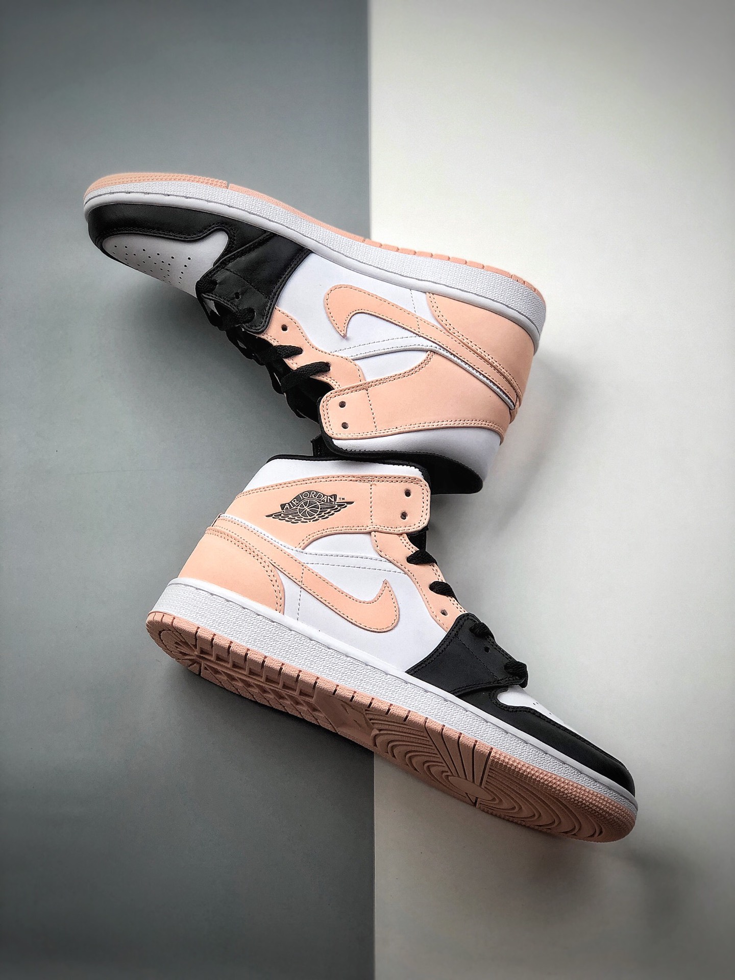 250 Air Jordan 1 Mid“Crimson Tint”透粉 黑脚趾554724-133