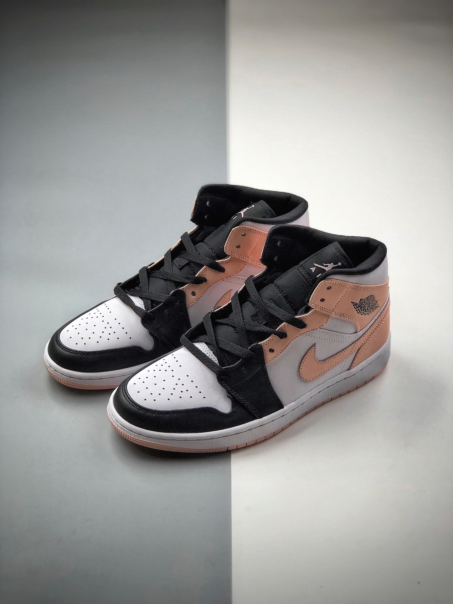 250 Air Jordan 1 Mid“Crimson Tint”透粉 黑脚趾554724-133