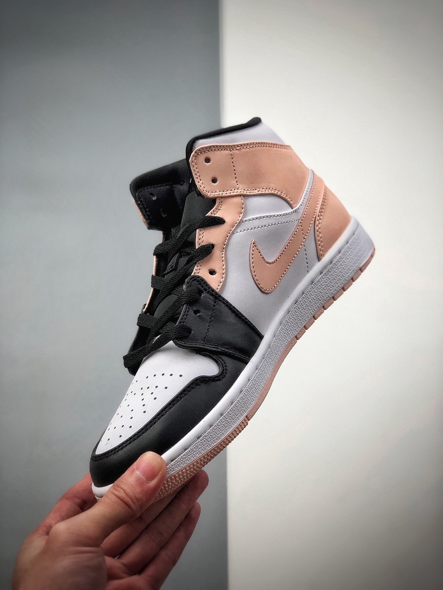 250 Air Jordan 1 Mid“Crimson Tint”透粉 黑脚趾554724-133