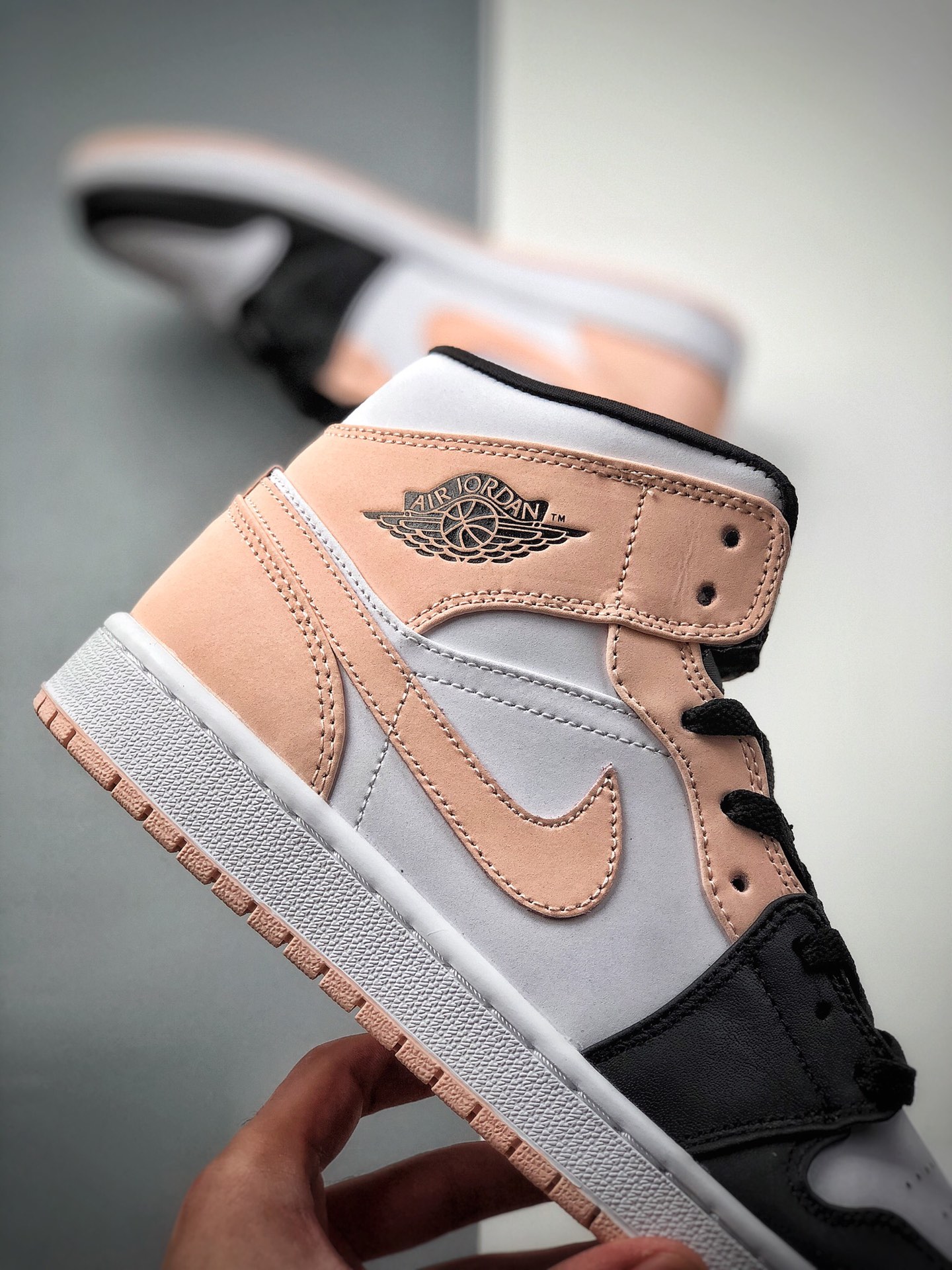 250 Air Jordan 1 Mid“Crimson Tint”透粉 黑脚趾554724-133