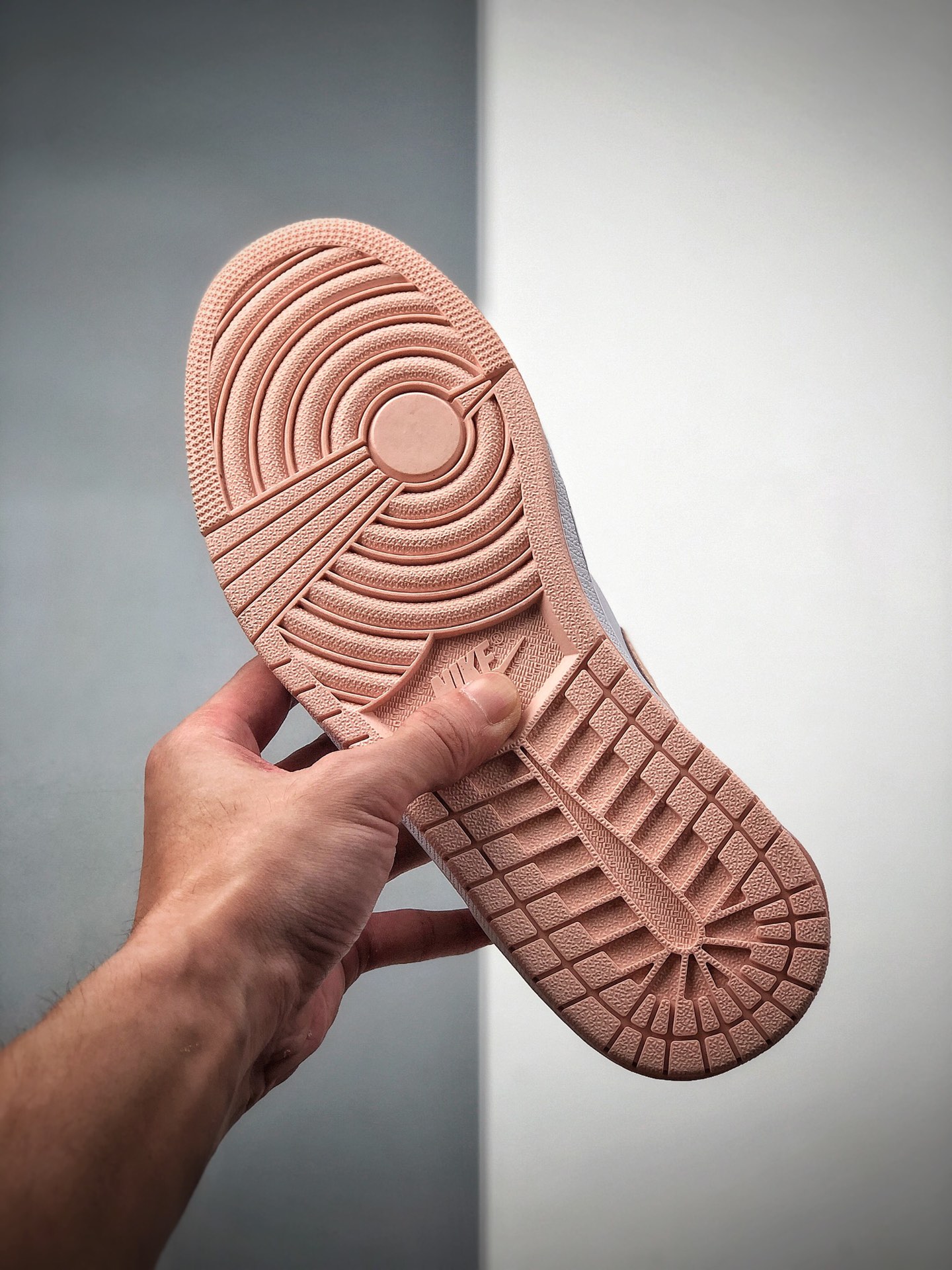 250 Air Jordan 1 Mid“Crimson Tint”透粉 黑脚趾554724-133