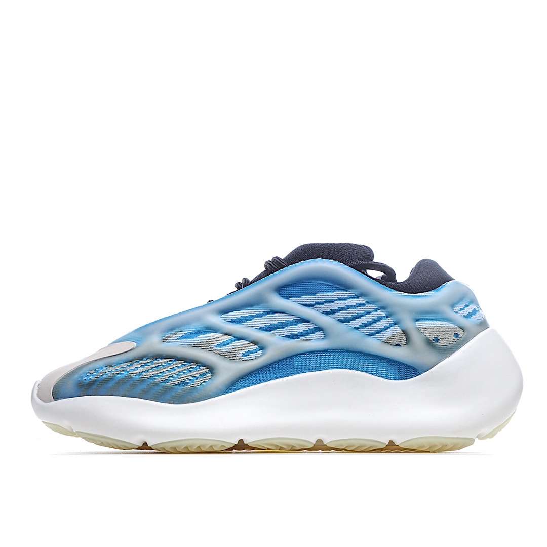 I0  Adidas Yeezy 700 V3“Azael”G54850 侃爷椰子700 V3 异形 蓝白色 夜光跑鞋鞋款整体设计上与前两代鞋型完全不同，整个鞋面的线条更加简洁圆润，由复古老爹鞋转变为科幻前卫风格，鞋面材质也有所改变，采用自带灰白纹理的织物鞋面搭配夜光效果的乳白色框架外壳，框架部分还有夜光效果 取消了 Boost 缓震，换成蓝色缓震胶