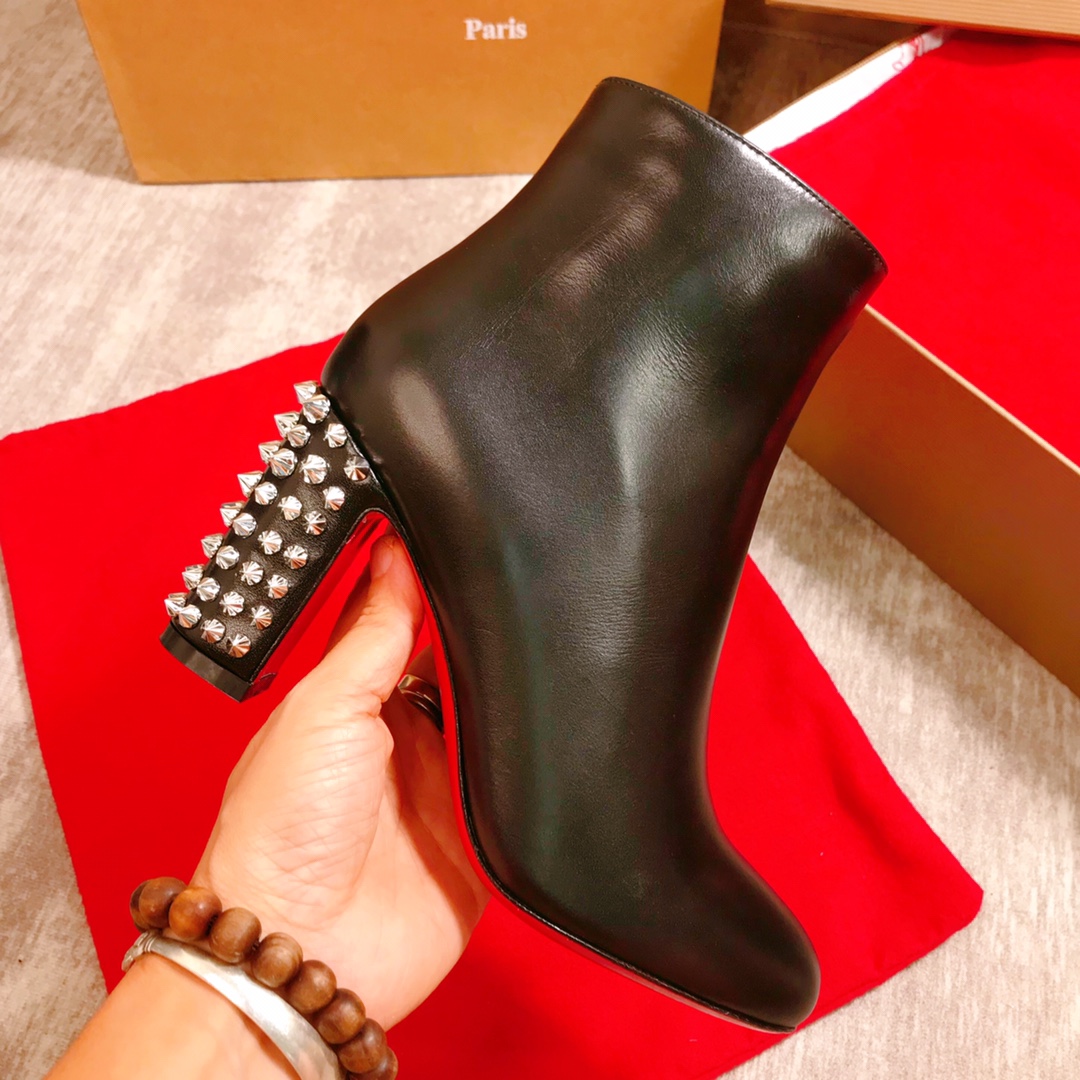 NO:337084,High-end customized autumn and winter boot series!  H8.5Cm, size 35-41. Genuine leather big sole. Private mold trademark zipper, 319-001 black cowhide silver nails, official website synchronization Standard European code Reference:319-001 Color:black/silver Material:cowhide Lining:goat leather Heel height:10Cm Sole:leather sole Size:EUR 35-42 (US 4-11):,,christian louboutin,louis vuitton,boots,cowhide,Leather soles19860909高端订制一秋冬靴系列！ H8.5Cm,尺码35-41码.真皮大底.私模商标拉链,319-001黑牛皮银钉,官网同步 标准欧码 Reference:319-001 Color:black/silver Material:cowhide Lining:goat leather Heel heigh:10Cm Sole:leather sole Size:EUR 35－42（US 4一11) :,,christian louboutin,louis vuitton,boots,cowhide,Leather soles,Women's Shoes