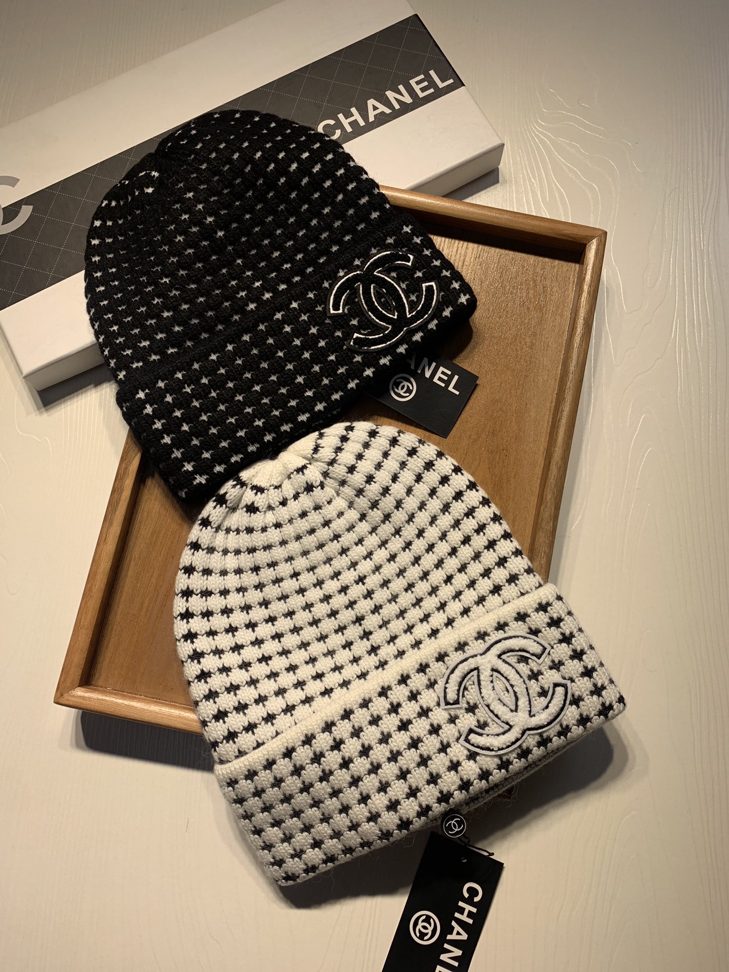 NO:362173,.C home.【Wool Single Hat】customer supplying wool!  A precious collection of soul hats!  Guest color yarn is very beautiful!  classic!  The touch is soft and greasy. 70 wool 30 rabbit hair. A lamb combed lamb can only produce 30-40g of wool. Such a hat requires three or four lambs. Don’t use ordinary hats on the market to pretend to be. Is the yarn supplied by customers good? The market goods are incomparable!  The top-notch luxury of materials is the charm of the product. Easy access to the counter. Those who mix in the counter must receive it. They love every color. And they are beautiful and endurable!  Men, women, young and old can wear it!  You can beautify the real thing~ Hat Straw Hat Fisherman's Hat Baseball Hat Knitted Hats, Hats, Chanel, espadrilles, hats.C家.【羊毛单帽】客供小羊毛！珍贵典藏的灵魂帽子！客供色纱.每个颜色都非常好看！经典！手感软腻.70羊毛30兔毛.一只小羊精梳过的小羊仅能产出30-40g的羊毛.这么一个帽子得三四只小羊.不要拿市面上普通帽子冒充相比.客供的纱线好吗.市场货没得比！用料顶级奢华这就是产品的魅力.轻松出入专柜.混专柜的来必收.素色每个颜色都爱.而且美耐级了！男女老少均可用佩戴！见到实物你们能美化了～帽子草帽渔夫帽棒球帽针织帽,帽子,chanel,espadrilles,hats,hat