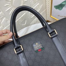 原单货。。。G家新款男士双拉链公文包、面料采用进口牛皮 皮纹清晰皮光泽度极佳,皮质手感好👍🏻完美诠释了 原单货。。。G家新款男士双拉链公文包、面料采用进口牛皮 皮纹清晰皮光泽度极佳,皮质手感好👍🏻完美诠释了