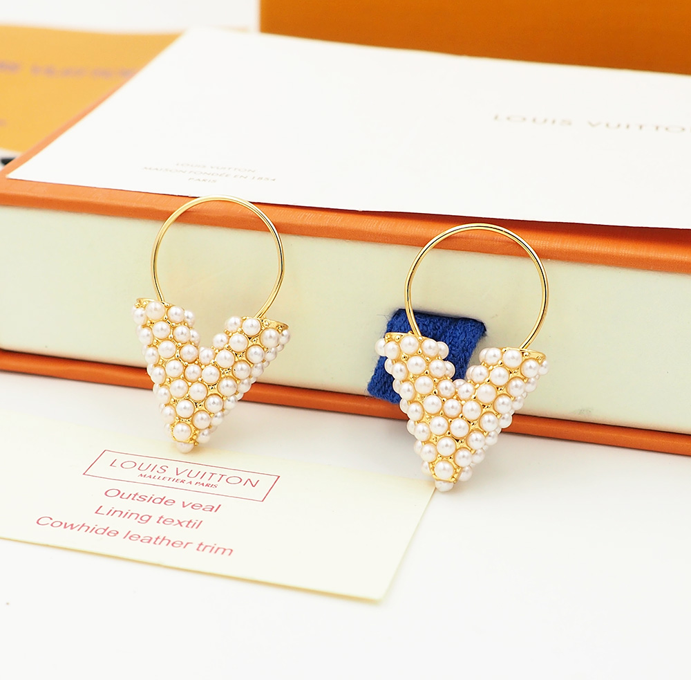 驴家新款Essential V Perle 耳环荟萃路易威登的工艺，采用抛光树脂珍珠打造品牌经典 V 字标识，环形设计绽放耀目金色光泽，释放隽永魅力。另有同系列 Essential V 饰品可选
耳环