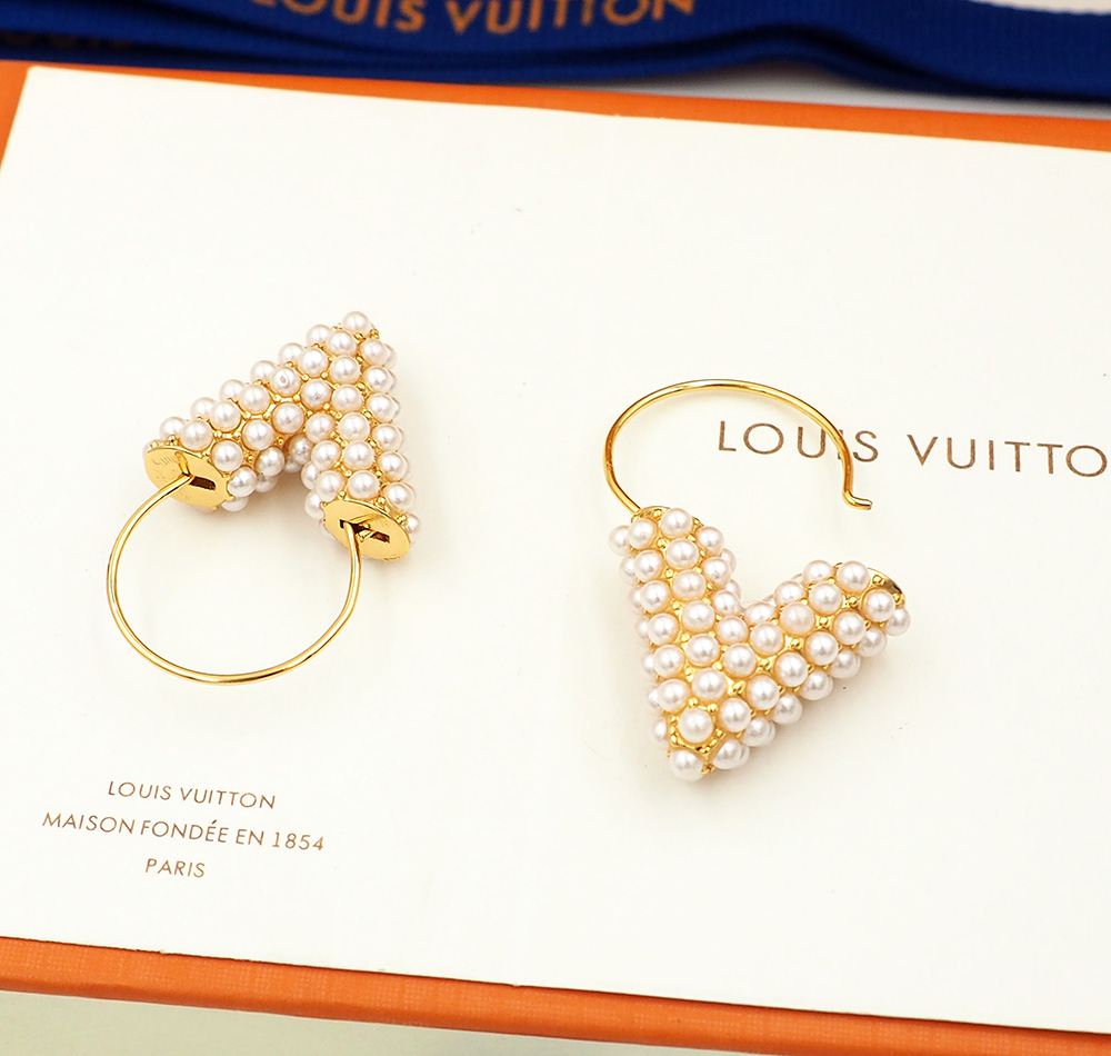 驴家新款Essential V Perle 耳环荟萃路易威登的工艺，采用抛光树脂珍珠打造品牌经典 V 字标识，环形设计绽放耀目金色光泽，释放隽永魅力。另有同系列 Essential V 饰品可选
耳环