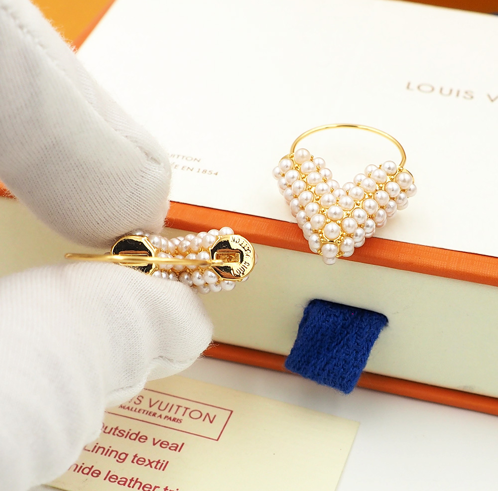 驴家新款Essential V Perle 耳环荟萃路易威登的工艺，采用抛光树脂珍珠打造品牌经典 V 字标识，环形设计绽放耀目金色光泽，释放隽永魅力。另有同系列 Essential V 饰品可选
耳环