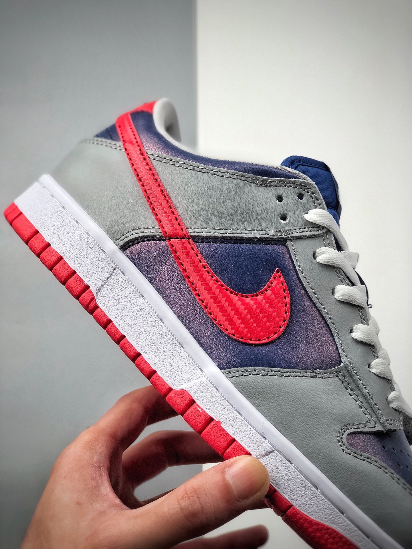 200  Nike SB Dunk Low Pro QS”Samba“灰红蓝科幻变色CZ2667-400