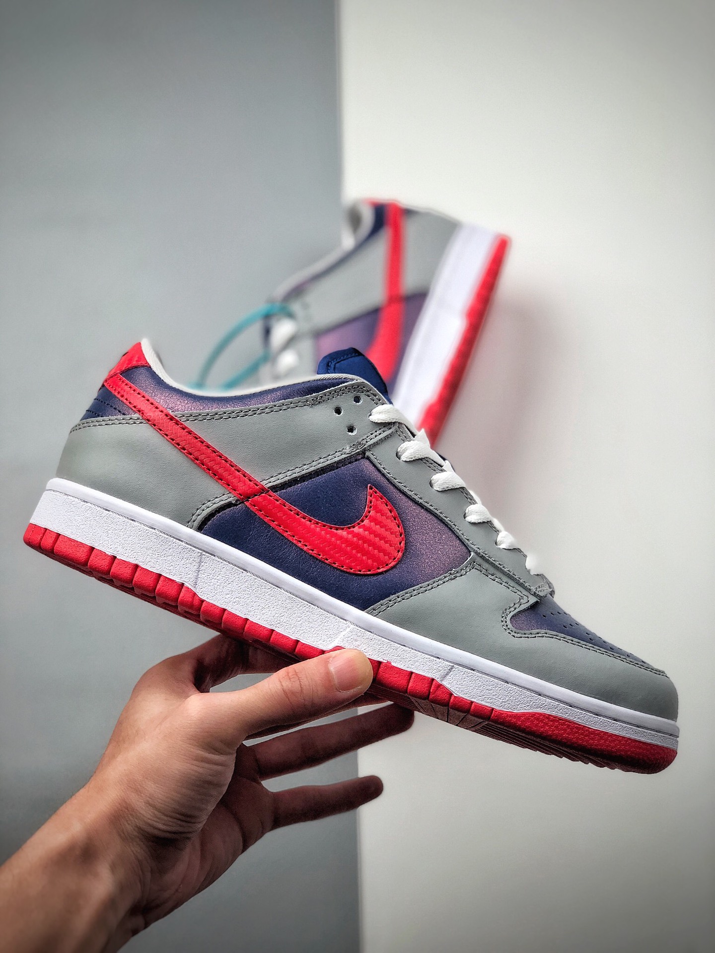 200  Nike SB Dunk Low Pro QS”Samba“灰红蓝科幻变色CZ2667-400