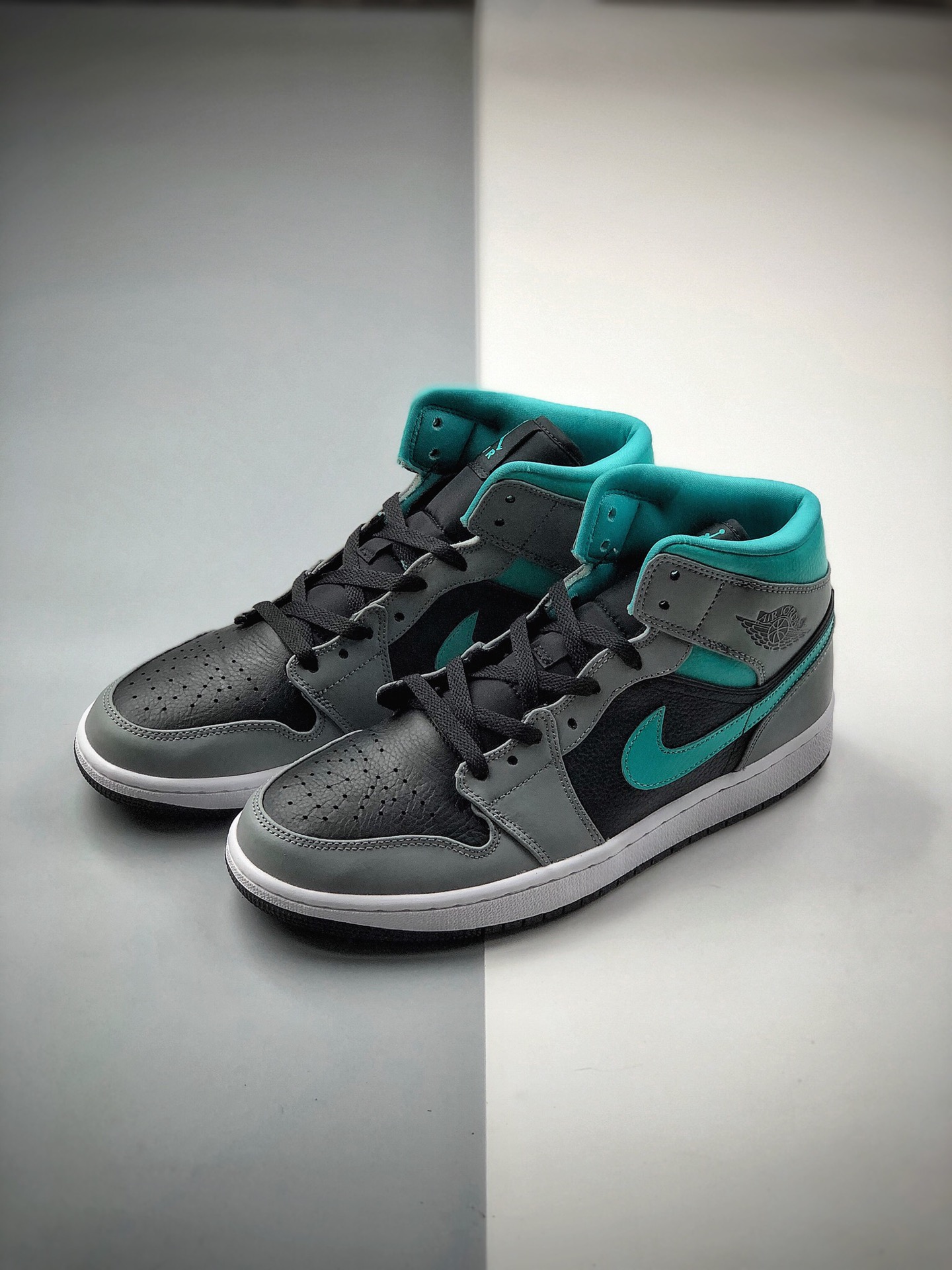 250 Air Jordan 1 Mid  AJ1/ 乔1 中邦。市面最高工艺中帮554724-063