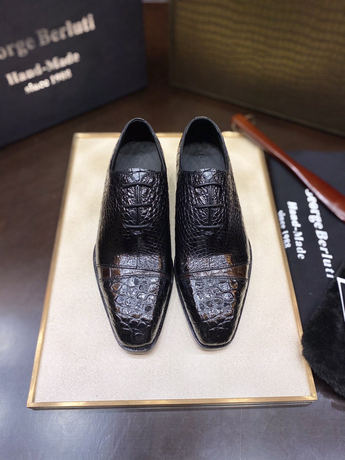NO:272455,BerIu* fashion and noble elegance. Originated from 1988s [pure handmade] British nobles' royal luxury shoes, luxury Thai Siamese crocodile belly, without splicing the whole crocodile, can only make one foot 38/45 with special maintenance oil;,19860909批 BerIu*时尚与高贵典雅.源于1988s【纯手工制作】英国貴族御用奢侈鞋履 奢用泰国暹罗鳄鱼肚皮 不拼接整条鳄鱼只能做一只脚 38/45 配专用保养油；,,Men's shoes