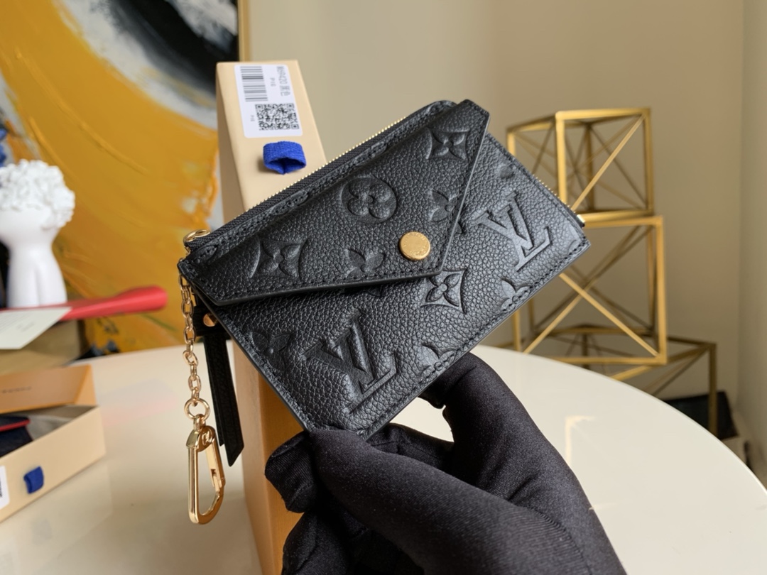 NO:396119,[Exclusive real shot M69420 black] Embossed classic canvas, paired with colorful anti-scratch leather shoulder straps, embossed chain zipper triangle cover postman shape coin wallet hanging bag decoration wallet, inlaid with a golden snap button. The appearance is small and can be easily loaded into a small handbag, clutch or pocket, and it is equipped with abundant internal space to safely store change and credit cards. Size 13x8.5cm Z., LV [original leather], louis vuitton, wallets, handbag19860909【独家实拍M69420黑】压花 经典的帆布,搭配色彩绚丽的防刮皮质肩带,压花链条拉链三角盖头邮差形状零钱包挂饰包饰钱包,镶缀一枚金色按扣.外形小巧,可轻松装入小手袋、手拿包或口袋中,同时配有充裕内部空间,可安全收纳零钱和信用卡 尺寸13x8.5cm Z.,LV【原厂皮】,louis vuitton,wallets,handbag,Bag