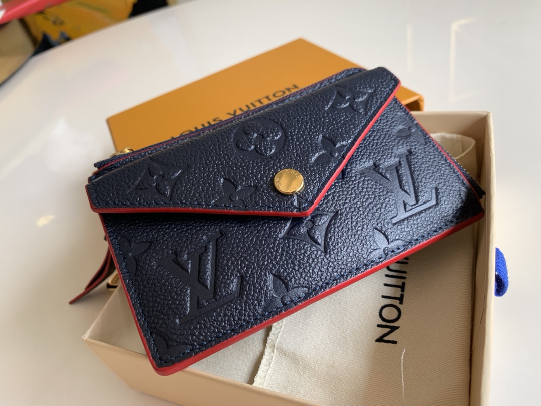 NO:396121,[Exclusive real photo M69420 blue] Embossed classic canvas, paired with colorful scratch-resistant leather shoulder straps, embossed chain zipper triangle cover postman shape coin wallet hanging bag decoration wallet, inlaid with a golden snap button. The appearance is small and can be easily loaded into a small handbag, clutch or pocket, and it is equipped with abundant internal space to safely store change and credit cards. Size 13x8.5cm Z., LV [original leather], louis vuitton, wallets, handbag19860909【独家实拍M69420蓝】压花 经典的帆布,搭配色彩绚丽的防刮皮质肩带,压花链条拉链三角盖头邮差形状零钱包挂饰包饰钱包,镶缀一枚金色按扣.外形小巧,可轻松装入小手袋、手拿包或口袋中,同时配有充裕内部空间,可安全收纳零钱和信用卡 尺寸13x8.5cm Z.,LV【原厂皮】,louis vuitton,wallets,handbag,Bag