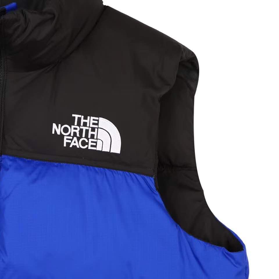 市面 顶级纯原 羽绒服
【北面】The North Face/北面1996Nuptse|4NCH 羽绒马甲 
原版正品开版，面料采用正品面料供应商同厂产品，细格尼龙无胆防绒面料，和正品一样的轻盈且保暖，羽绒严格使用国标90白鸭绒，做到最好的蓬松度，让羽绒真正的与皮肤无限接近，这样才能锁住更多热量，达到最好的保暖效果！ 做工方面也采用成衣整件分格充绒工艺，在北面这种轻薄面料的羽绒服实现不跑绒情况！简洁的版型+多种颜色的选择使得这款羽绒马甲可以让男女老少全都驾驭，不挑人，一大家齐上阵也不会显得不和谐！后领帽子可以在不使用的时候收进衣领，多功能处还体现在整件衣服可以缩放到下口袋里成一个小包状，内部安全拉链手提袋。总之一句话：从面料到一个扣子全部原版复刻，你的最佳选择！
尺码：XS-XXL