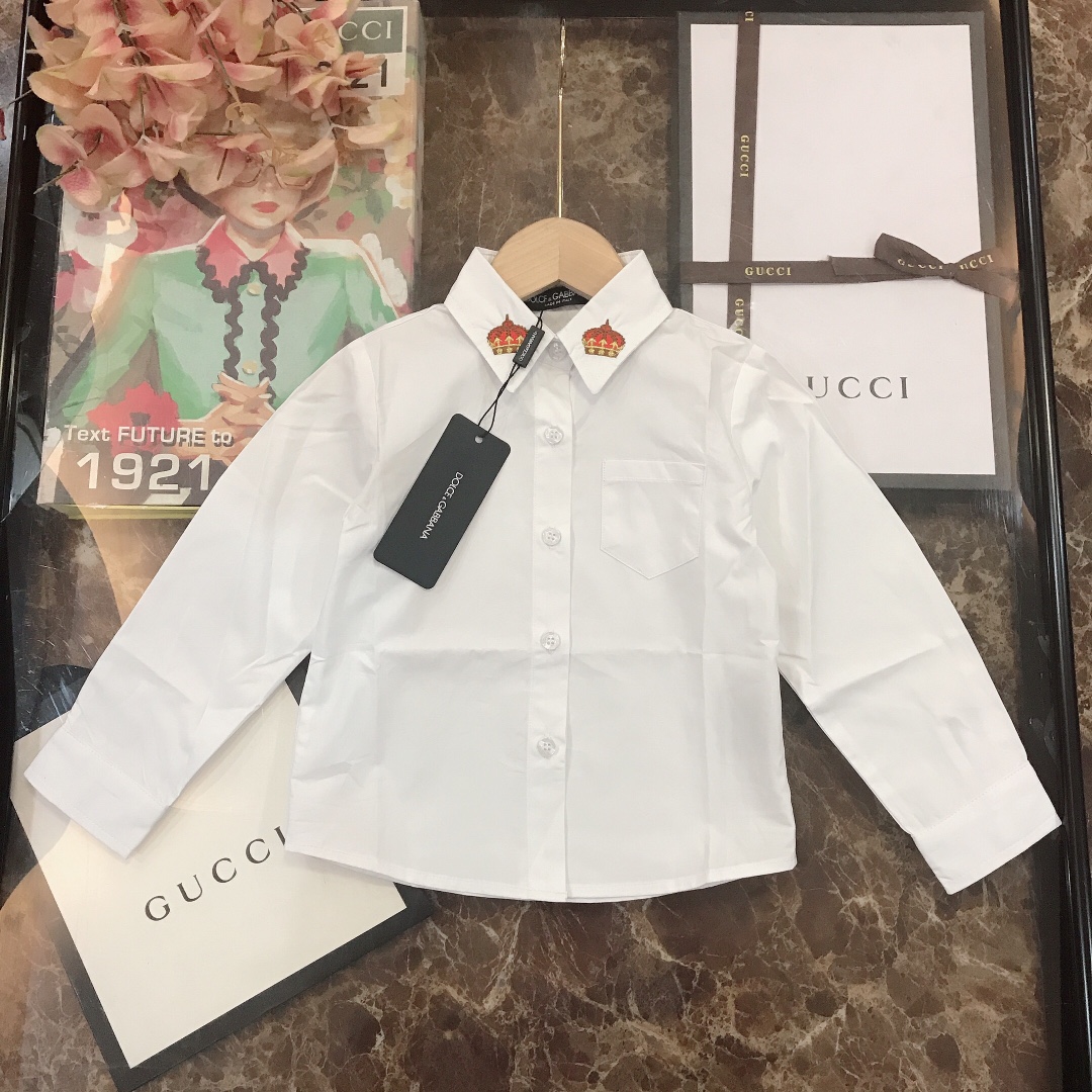 NO:209449,size100/1 110/1 D&G Dolce & Gabbana* lapel shirt Crown embroidery Customized style of high-end garment, delicate and lubricated with Tennis material LOGO button reproduction Classic pointed collar Single-button cuff curved hem, both inner or single wear Simple and generous style, special price, Dolce & Gabbana, Dolce & Gabbana, Shirts,19860909size100/1 110/1   D&G 杜嘉班*翻领小衬衫 皇冠刺绣 高级成衣定制款 采用天丝物料细腻润滑 LOGO纽扣复刻 经典尖领 单扣式袖口弧形衣摆 内搭或单穿都 简单大方款式,特价款,Dolce&Gabbana,Dolce&Gabbana,shirts,,Children's