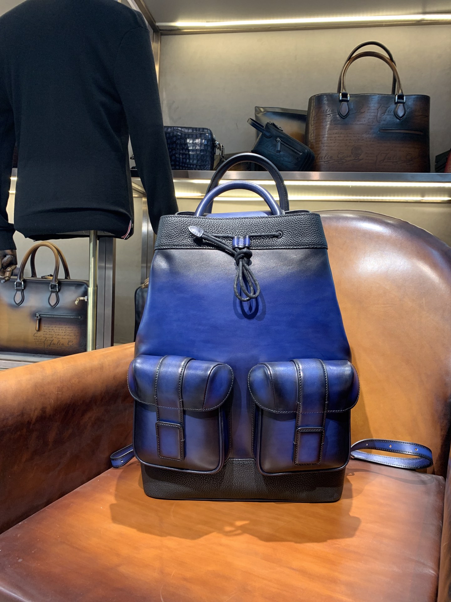 벨루티 송아지가죽 백팩 상세 이미지 3