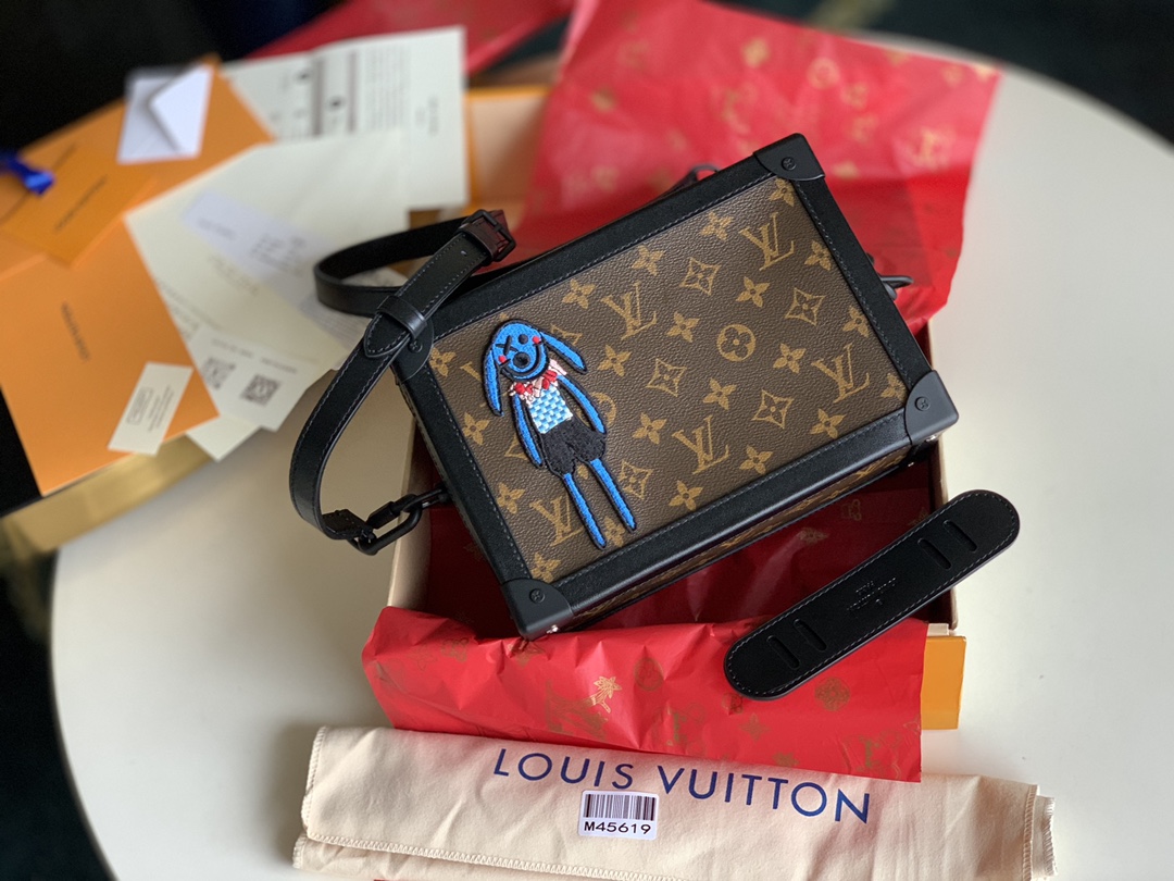 NO:397094,[Exclusive real shot 45619] Box bag Spring and summer 21 men's clothing show style soft trunk does not conform to traditional aesthetics and breaks the design limitations. Zoooom with Friends appears in the bag. Release the naughty nature of a boy and create a new visual experience. Men's art director Virgil Abloh upgraded and recreated styles, re-telling classics, and rebirth of legendary items. Size 25x18x10cm H., LV [original leather], louis vuitton19860909【独家实拍45619】盒子包 春夏21男装秀款 soft trunk不顺应传统的审美,打破设计局限,Zoooom with Friends 现身包袋.释放少年顽皮天性,创造全新视觉体验.男装艺术总监 Virgil Abloh 升级再造的款式,重述经典,传奇单品变革重生. 尺寸25x18x10cm H.,LV【原厂皮】,louis vuitton,Bag