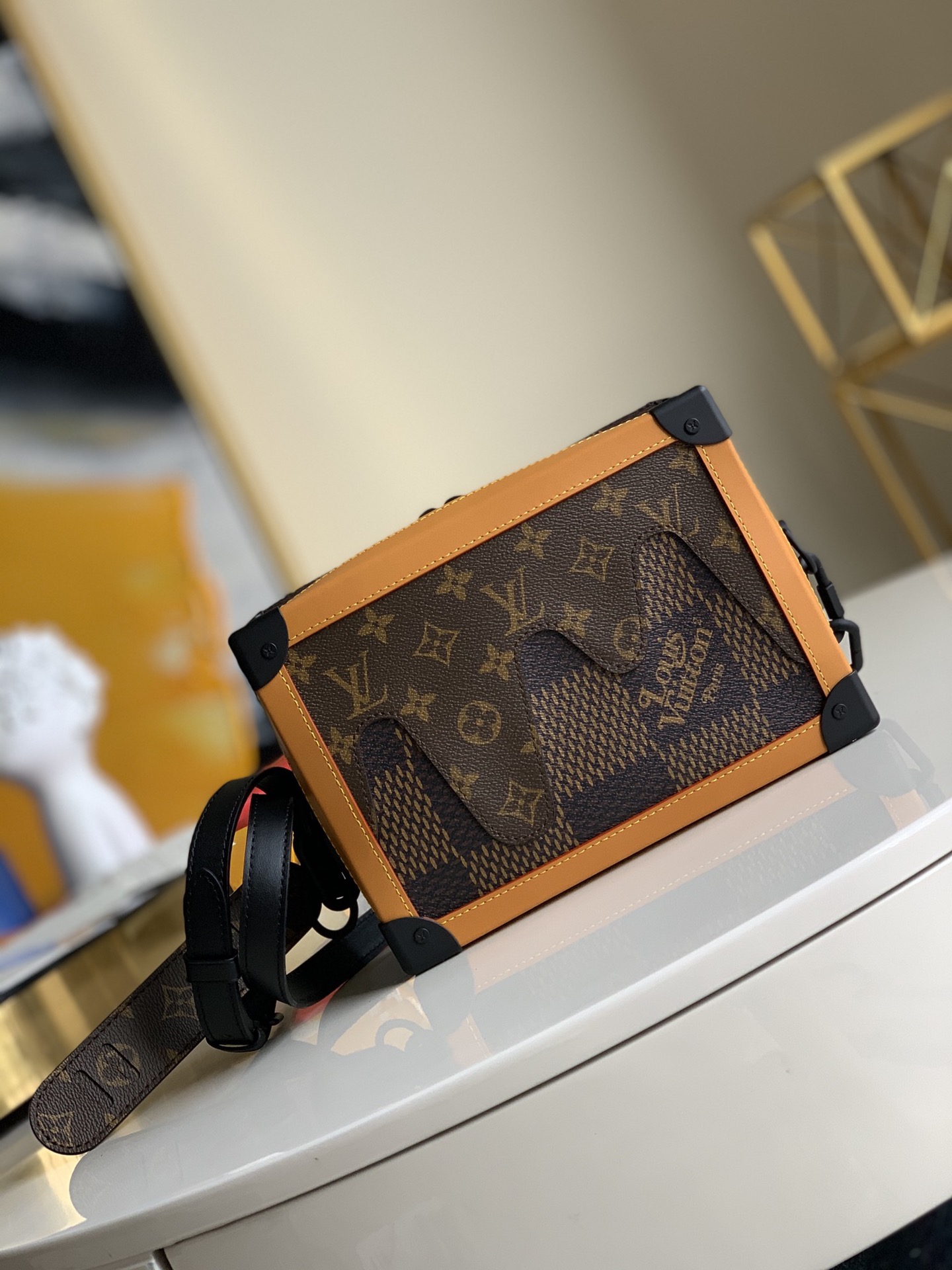 NO:396125,[Exclusive real-life M40381 pair with genuine packaging] SOFT TRUNK handbag shipment. Soft Trunk postman bag pays tribute to Louis Vuitton's hard box manufacturing history, conveying the classic style of brand archives with leather corners, padlocks and S-lock buckles. The soft ductile structure and adjustable shoulder straps are a practical choice for daily life. Size 25x18x10cm H.750, LV [original leather], louis vuitton, louis vuitton19860909【独家实拍M40381对版 配正品包装】SOFT TRUNK 手袋出货.Soft Trunk 邮差包致敬路易威登的硬箱制造历史,以皮革边角、挂锁和 S-lock 锁扣传递品牌档案的经典格调.柔软的延展性结构搭配可调节肩带,是日常生活的实用之选.尺寸25x18x10cm H.750,LV【原厂皮】,louis vuitton,louis vuitton,Bag