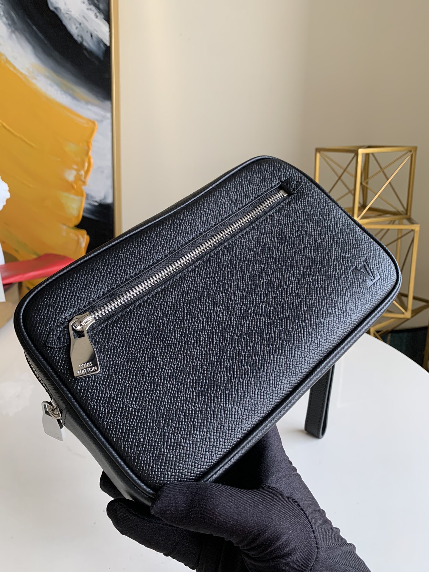 NO:396127,【Exclusive real photo M33410】Palmprint clutch KASAI clutch spacious zipper opening Rich inner and outer pockets and slots bring great practicality This Kasai clutch made of iconic Damier Graphite coated canvas can be clipped on the inside of the arm or tied to the wrist with a strap size: 24*16*6cm Full package M.,LV [original leather],louis vuitton19860909【独家实拍M33410】手掌纹手包 KASAI 手包 宽敞的拉链开口 丰富的内外口袋与插槽带来极强的实用性 此款采用标志性Damier Graphite涂层帆布材质的Kasai手包既可夹于手臂内侧 亦可通过包带系于腕间 size:24*16*6cm 全套包装 M.,LV【原厂皮】,louis vuitton,Bag