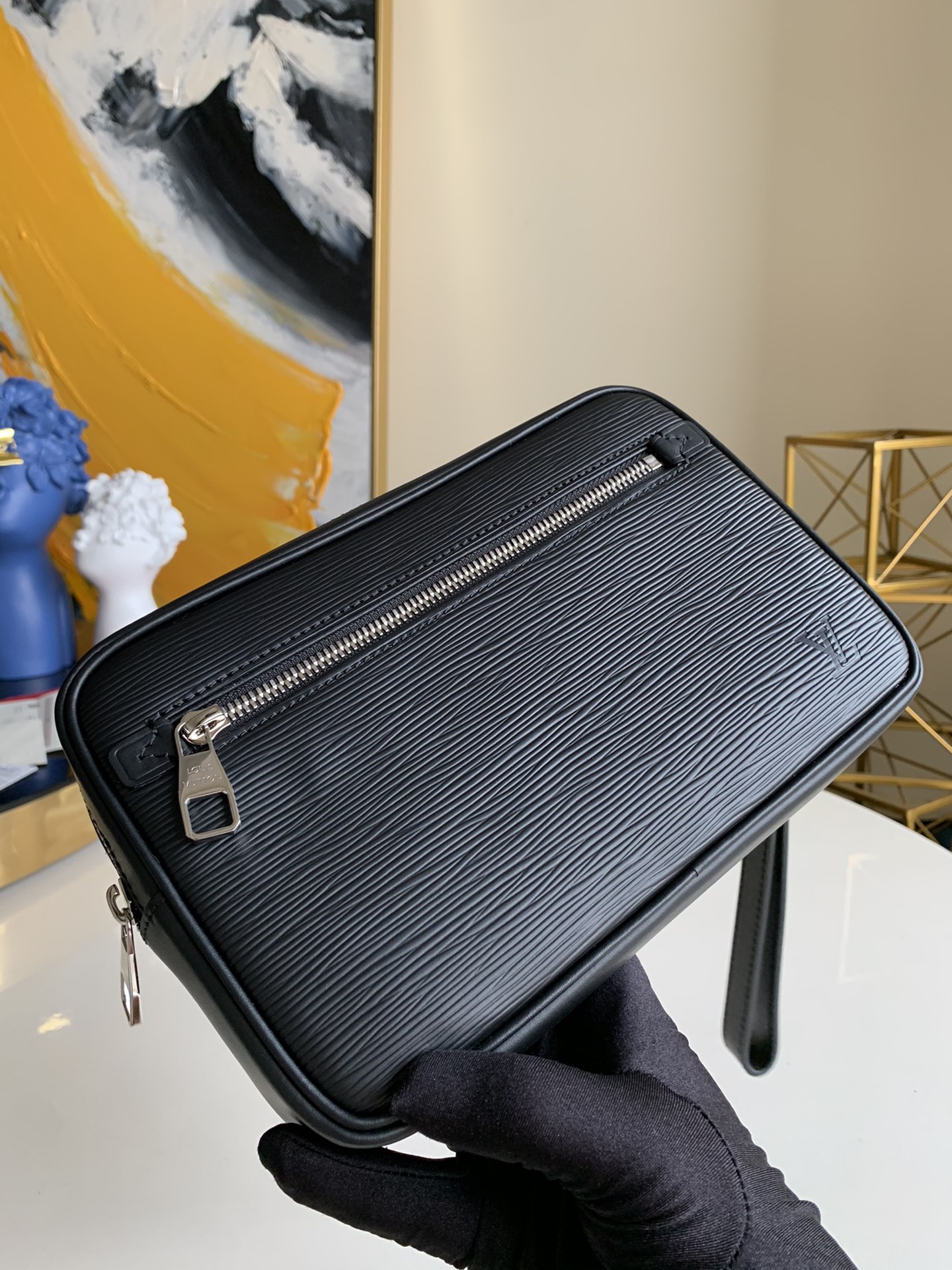 NO:396129,【Exclusive real photo M51276】Water corrugated handbag KASAI handbag Spacious zipper opening Rich inner and outer pockets and slots bring great practicality This Kasai handbag made of iconic Damier Graphite coated canvas can be clipped on the inside of the arm or tied to the wrist with a strap size: 24*16*6cm Full package M.,LV [original leather],louis vuitton19860909【独家实拍M51276】水波纹手包 KASAI 手包 宽敞的拉链开口 丰富的内外口袋与插槽带来极强的实用性 此款采用标志性Damier Graphite涂层帆布材质的Kasai手包既可夹于手臂内侧 亦可通过包带系于腕间 size:24*16*6cm 全套包装 M.,LV【原厂皮】,louis vuitton,Bag