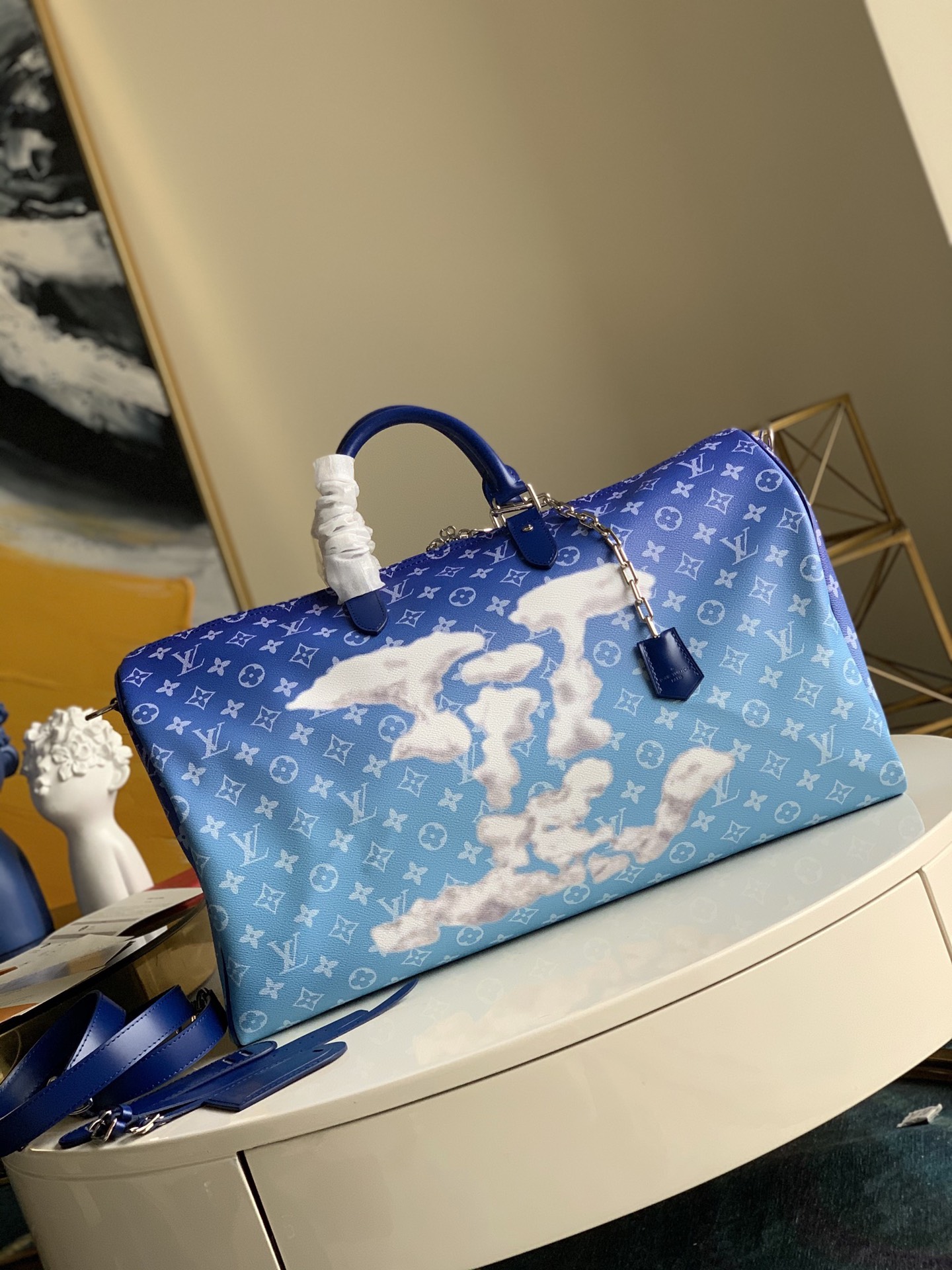 NO:396135,[Exclusive real photo M45282 picture-equipped packaging] Blue Sky and White Cloud Series Travel Bags Keepall Bandoulière 50 Travel Bags (with shoulder straps) This series is also the main series. In general, most of the designs of V-boys are aesthetically oriented [color] Size 50×29×23cm with super high-quality packaging.850, LV [original leather], louis vuitton19860909【独家实拍M45282 配图精品包装】蓝天白云系列旅行袋 Keepall Bandoulière 50 旅行袋（配肩带）这一系列也是主打系列 总的来说 V仔的设计大多都在审美上[色] 尺寸50×29×23cm 配超精品包装.850,LV【原厂皮】,louis vuitton,Bag