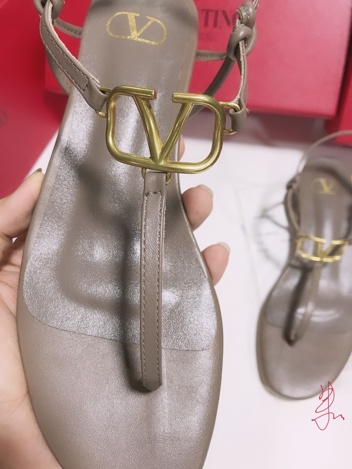 NO:231004,2068-1 Valentino's latest hit model is on the market. Very comfortable, simple and atmospheric. Original hardware buckle mold. The fabric is imported top layer calfskin. The inner imported sheepskin. Color black, khaki, red, earthy yellow, burgundy, light pink, off-white, imported non-slip and wear-resistant rubber outsole. Standard code 35-43, customized leather outsole, split-toe shoes, valentino, cowhide, sheepskin, Leather soles198609092068-1华伦天奴最新爆款上市 非常舒适 简单大气 原版五金扣开模 面料采用进口头层小牛皮 内里进口羊皮 颜色黑色,卡其色, 红色, 土黄色, 酒红色 ,浅粉色, 米白色,大底进口防滑耐磨橡胶大底 标准码35-43 ,订做真皮大底,分趾鞋,valentino,cowhide,sheepskin,Leather soles,Women's Shoes