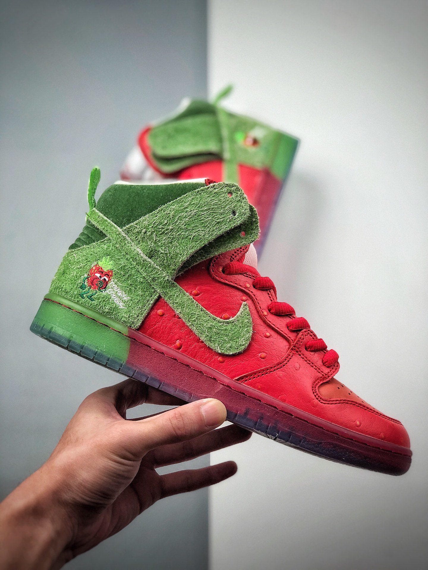 360 Nike SB Dunk Low “Strawberry Cough” “咳嗽草莓”该鞋款配色CW7903-600