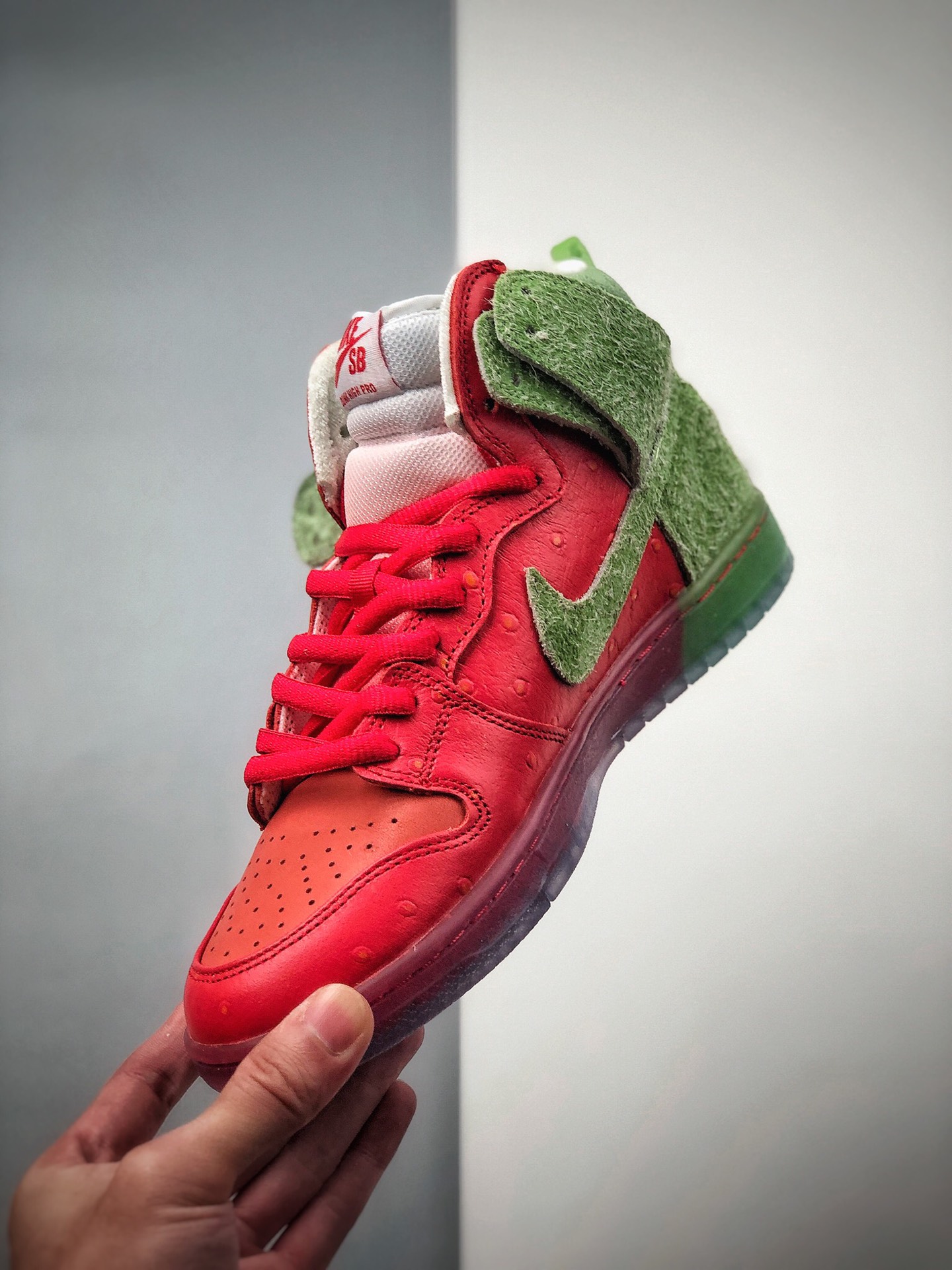 360 Nike SB Dunk Low “Strawberry Cough” “咳嗽草莓”该鞋款配色CW7903-600