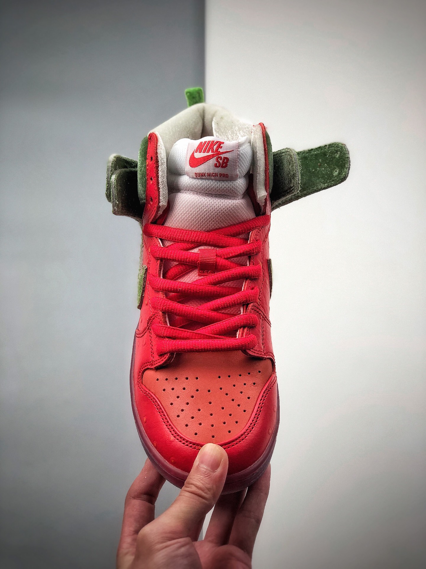 360 Nike SB Dunk Low “Strawberry Cough” “咳嗽草莓”该鞋款配色CW7903-600