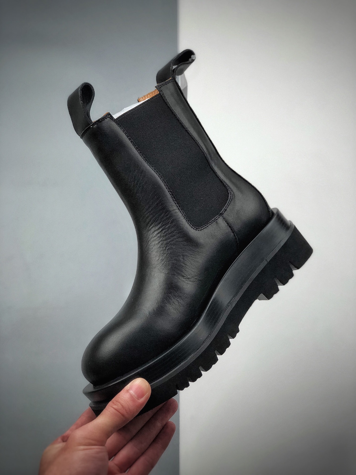 380  广网红拉伸大长腿2020ss意大利奢侈品牌-宝缇嘉Bottega Veneta Storm Leather high Boot BV女士长腿切尔西百搭厚底真皮烟筒英伦风马丁高靴大圆头靴“皮革黑”