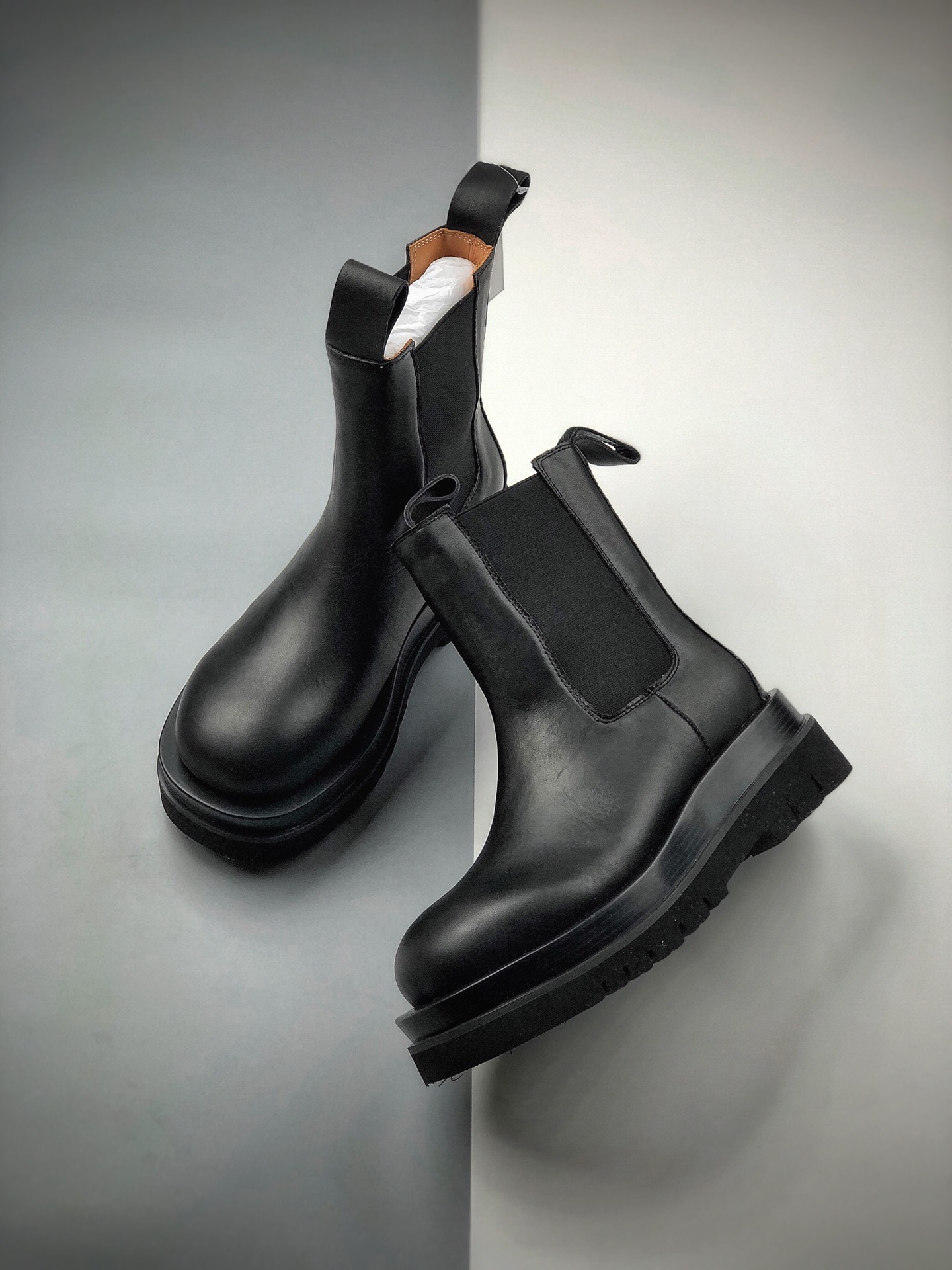 380  广网红拉伸大长腿2020ss意大利奢侈品牌-宝缇嘉Bottega Veneta Storm Leather high Boot BV女士长腿切尔西百搭厚底真皮烟筒英伦风马丁高靴大圆头靴“皮革黑”