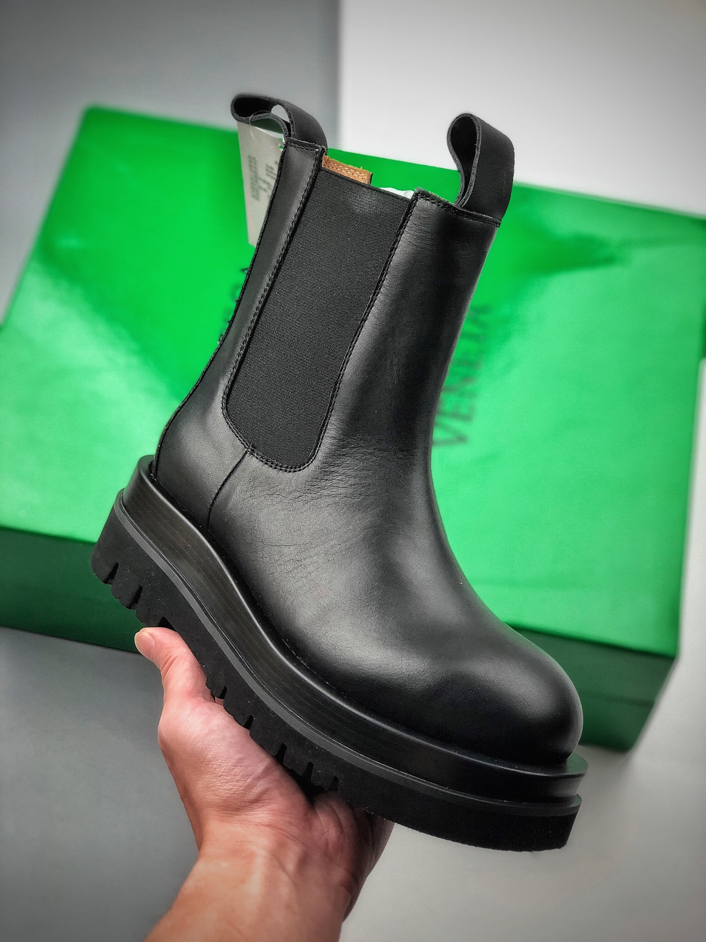 380  广网红拉伸大长腿2020ss意大利奢侈品牌-宝缇嘉Bottega Veneta Storm Leather high Boot BV女士长腿切尔西百搭厚底真皮烟筒英伦风马丁高靴大圆头靴“皮革黑”