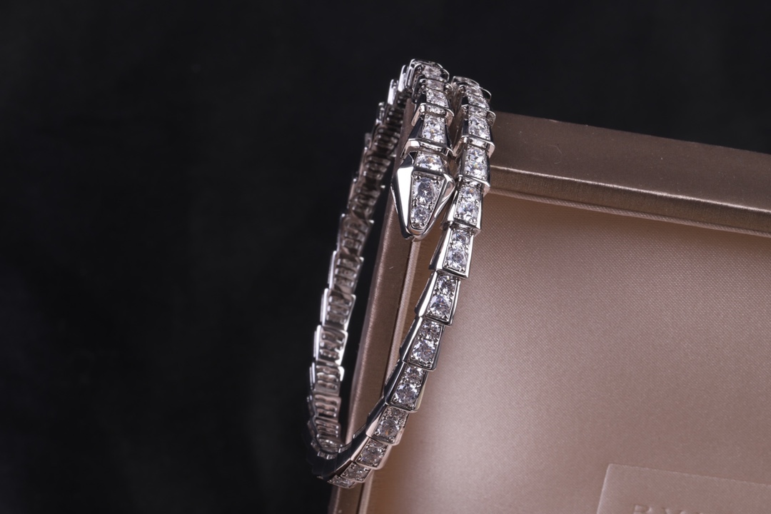 Bvlgari BVLGARI—宝格丽 窄版 细蛇手镯 这款现在基本无人不知 宝格丽力作 质量做工 市场一切货 大家可以放心对比 内圈抛光非常靓丽