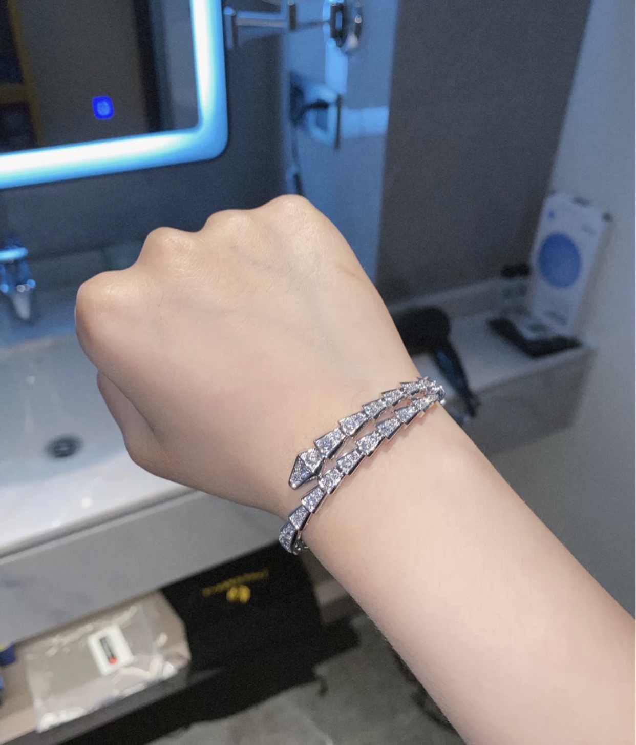 Bvlgari BVLGARI—宝格丽 窄版 细蛇手镯 这款现在基本无人不知 宝格丽力作 质量做工 市场一切货 大家可以放心对比 内圈抛光非常靓丽