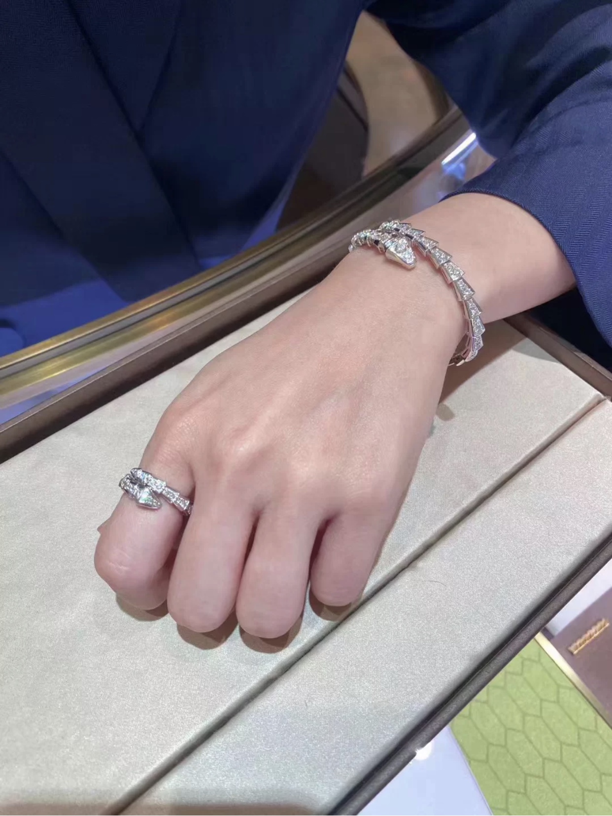 Bvlgari BVLGARI—宝格丽 窄版 细蛇手镯 这款现在基本无人不知 宝格丽力作 质量做工 市场一切货 大家可以放心对比 内圈抛光非常靓丽