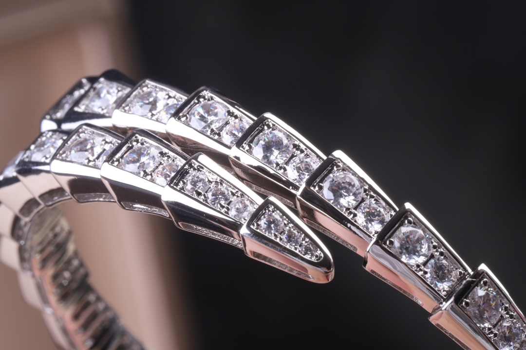 Bvlgari BVLGARI—宝格丽 窄版 细蛇手镯 这款现在基本无人不知 宝格丽力作 质量做工 市场一切货 大家可以放心对比 内圈抛光非常靓丽