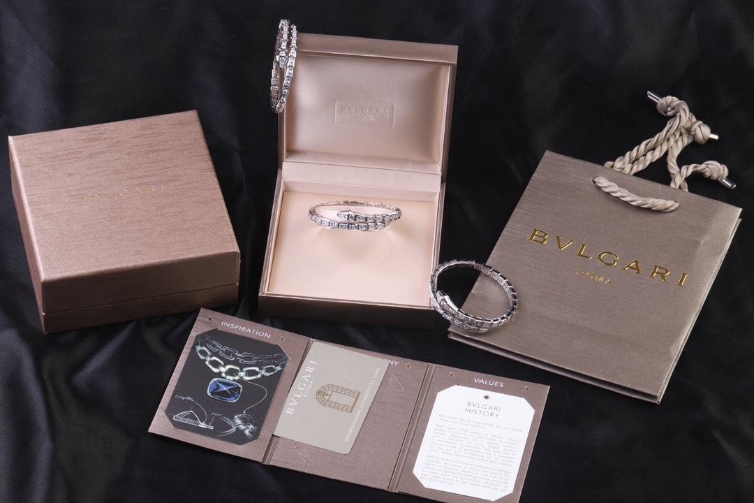 Bvlgari BVLGARI—宝格丽 窄版 细蛇手镯 这款现在基本无人不知 宝格丽力作 质量做工 市场一切货 大家可以放心对比 内圈抛光非常靓丽