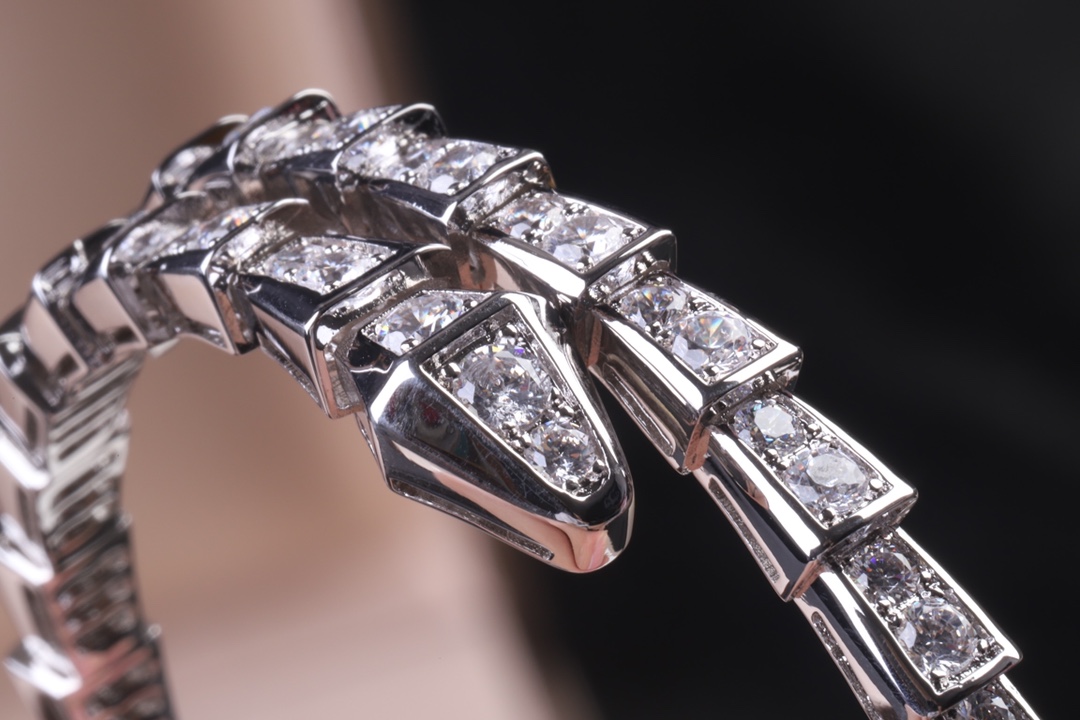 Bvlgari BVLGARI—宝格丽 窄版 细蛇手镯 这款现在基本无人不知 宝格丽力作 质量做工 市场一切货 大家可以放心对比 内圈抛光非常靓丽