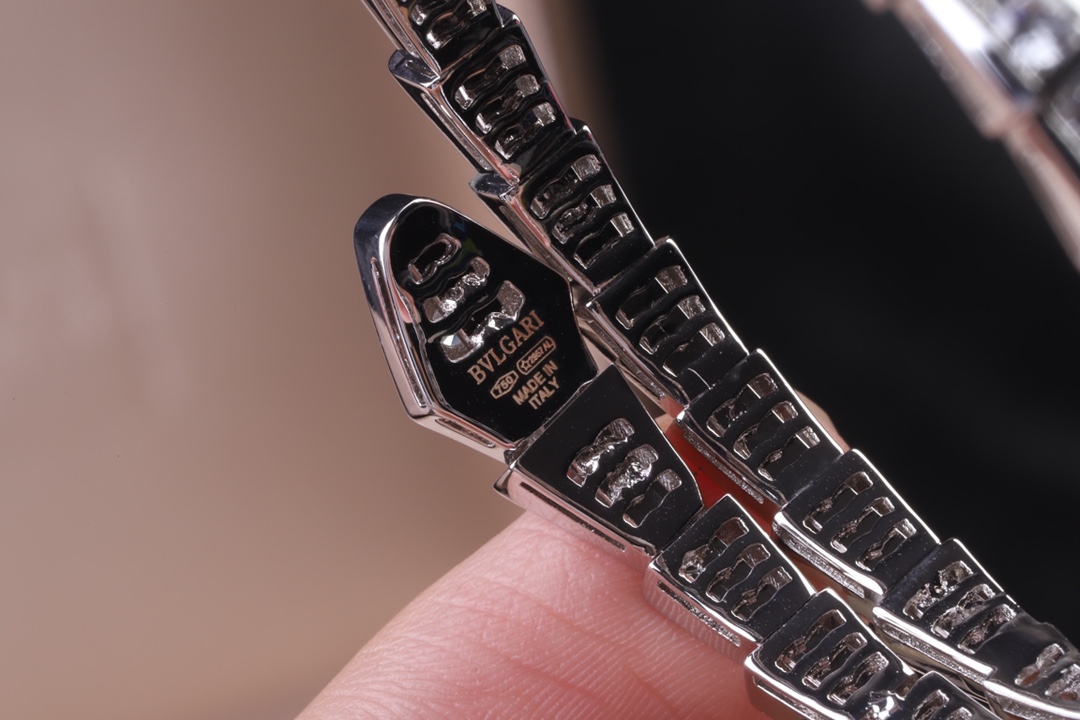 Bvlgari BVLGARI—宝格丽 窄版 细蛇手镯 这款现在基本无人不知 宝格丽力作 质量做工 市场一切货 大家可以放心对比 内圈抛光非常靓丽