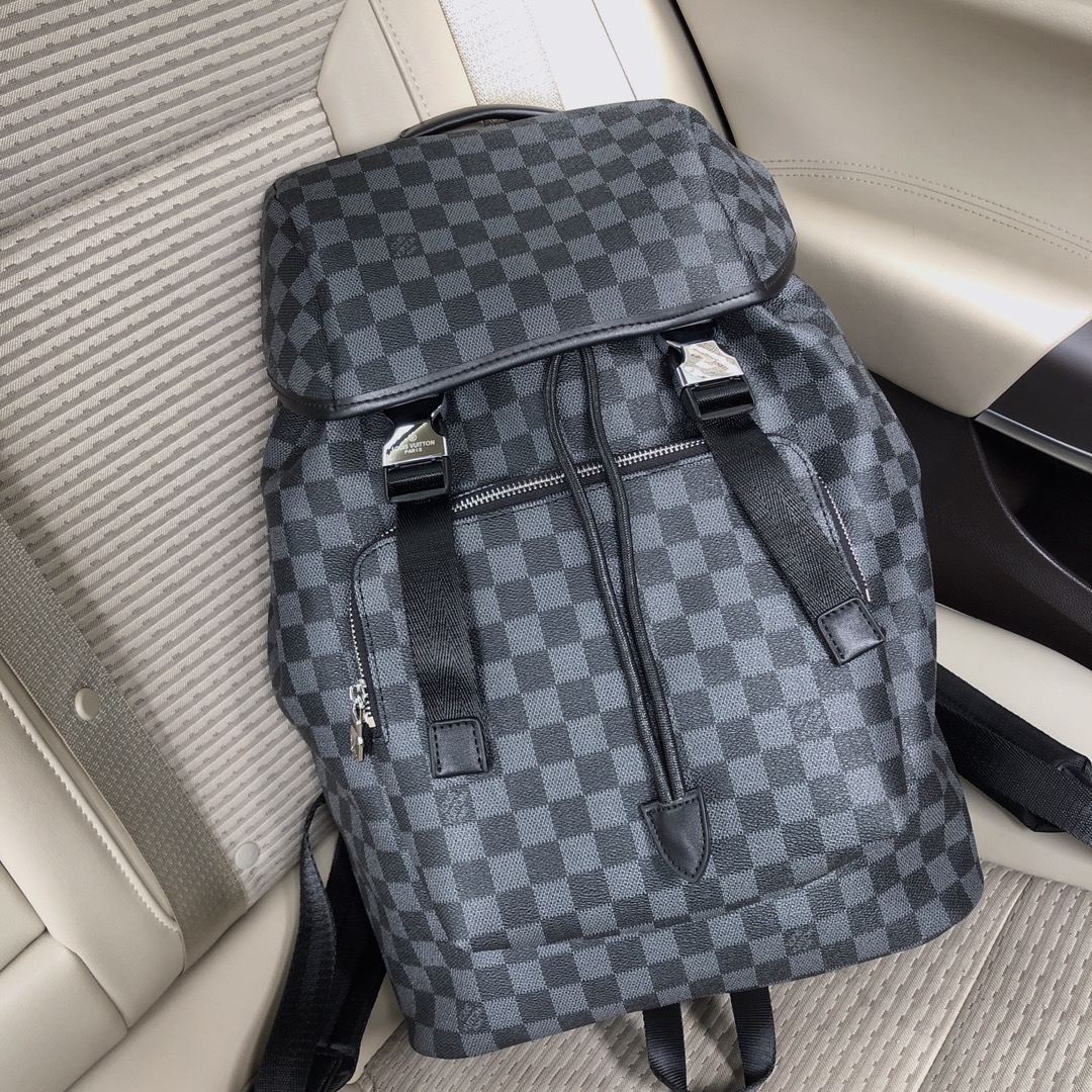 ㊙ Louis Vuitton 路易威登 LV  8088 背包意大利米兰专柜进口专用面料配牛皮休闲户外双肩背包，叫嚣专柜顶级原单货那质感无可挑剔，独一无二的它，大气中有内涵。所有材料都精挑细选，用心储备。顶级做工，媲美专柜，识货首选。市场最顶级最好的货专注高端，只为更高品质的它。完美尺寸：31*42*18cm