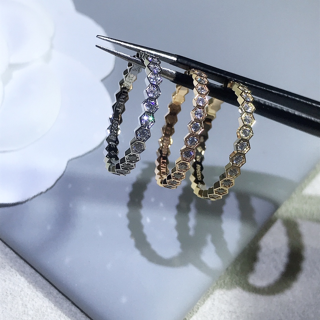 NO:632487,CHAUME#Bee my love honeycomb full diamond ring, high quality supports any comparison. The entire product is pure CNC carving, the water chestnuts are three-dimensional and clean. The diamond hands are micro-inlaid, no diamonds will fall off, and there will be no black background. It is super shiny. The lettering and steel seal are completely and clearly reproduced, and the texture is super good. In stock, there are platinum, champagne gold and K yellow. In stock, rose gold and K yellow 5# 6# 7# 8# Platinum 5# 7#  8#88200,,chaumet,ring,Cardia high-end jewelry19860909CHAUME#Bee my love 蜂巢满钻戒指,高品质支持任意对比 整件产品都纯CNC精雕,菱角立体干净 钻手微镶嵌,不掉钻更不会黑底,超级闪 字印钢印复刻齐全清晰,质感超级好 现货有白金色和香槟金色和k黄 现货玫瑰金和K黄5# 6# 7# 8#  白金5# 7# 8#88200,,chaumet,ring,卡迪亚高端饰品,Jewelry