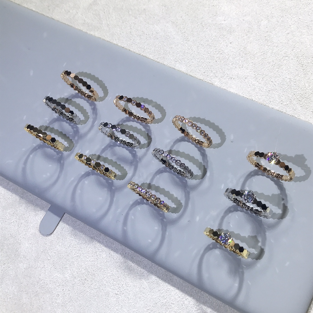 NO:632495,CHAUME#Bee my love honeycomb full diamond & half diamond & no diamond ring. The high quality supports any comparison. The whole product is pure CNC carving, the water chestnuts are three-dimensional and clean. The diamond hands are micro-inlaid, no diamonds will fall out and no black background, super shiny. The lettering and steel seal are completely and clearly reproduced, and the texture is super good. Available in stock in platinum, champagne gold and k yellow. Size 5#6#7#8#, chaumet, ring, Cartier high-end jewelry19860909CHAUME#Bee my love 蜂巢满钻&半钻&无钻 戒指 高品质支持任意对比 整件产品都纯CNC精雕,菱角立体干净 钻手微镶嵌,不掉钻更不会黑底,超级闪 字印钢印复刻齐全清晰,质感超级好 现货有白金色和香槟金色和k黄 码数5#6#7#8#,,chaumet,ring,卡迪亚高端饰品,Jewelry