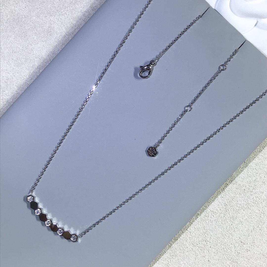 批发价💰135
CHAUME#💙Bee my  love
蜂巢项链,高品质支持任意对比👍🏻👍🏻
整件产品都纯CNC精雕,菱角立体干净
钻手微镶嵌,不掉钻更不会黑底,超级闪✨✨
字印钢印复刻齐全清晰,质感超级好