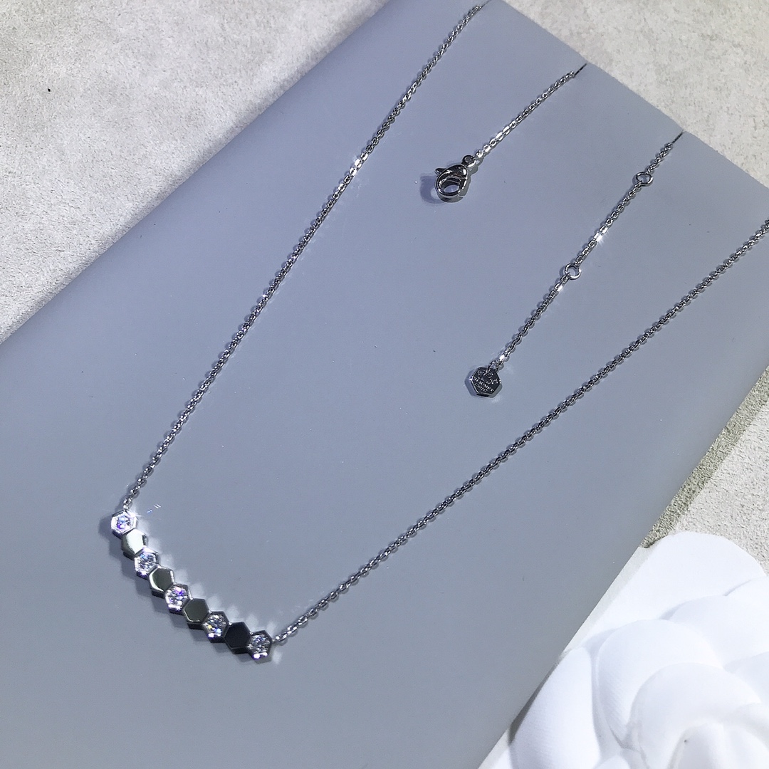 批发价💰135
CHAUME#💙Bee my  love
蜂巢项链,高品质支持任意对比👍🏻👍🏻
整件产品都纯CNC精雕,菱角立体干净
钻手微镶嵌,不掉钻更不会黑底,超级闪✨✨
字印钢印复刻齐全清晰,质感超级好