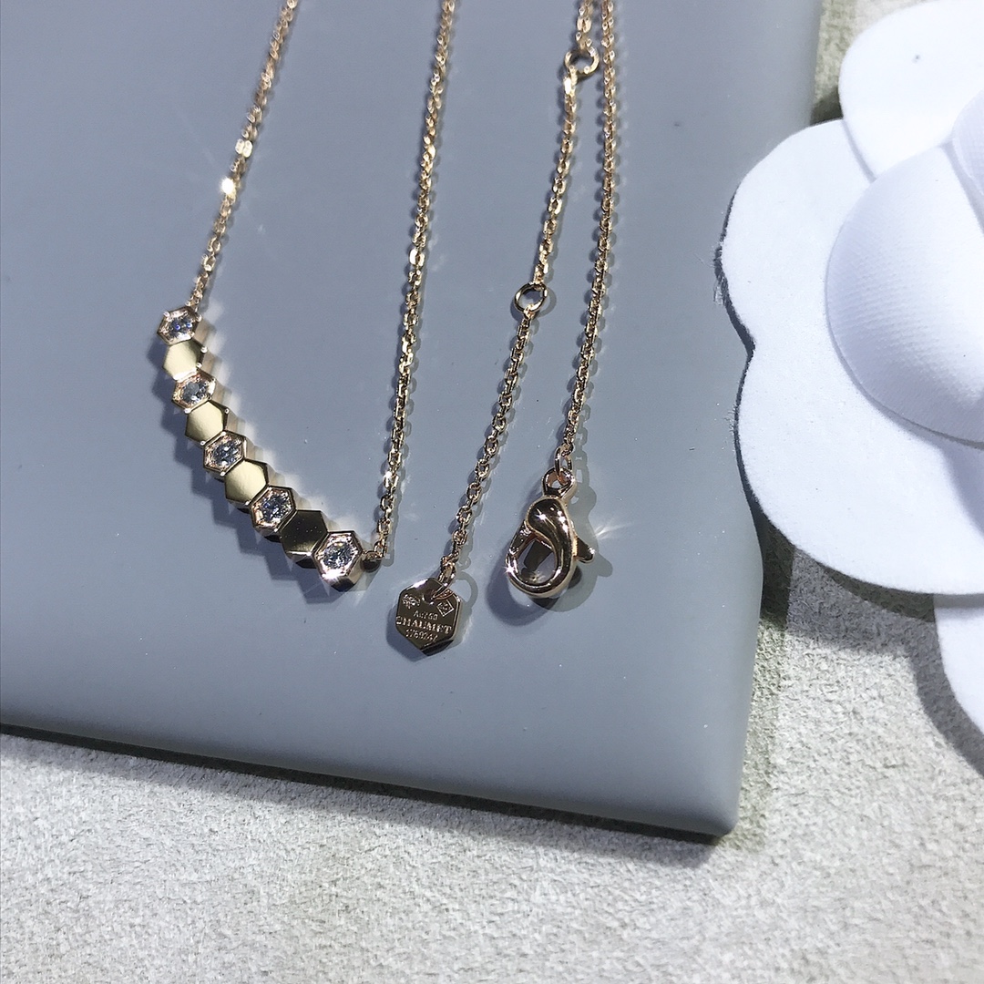 批发价💰135
CHAUME#💙Bee my  love
蜂巢项链,高品质支持任意对比👍🏻👍🏻
整件产品都纯CNC精雕,菱角立体干净
钻手微镶嵌,不掉钻更不会黑底,超级闪✨✨
字印钢印复刻齐全清晰,质感超级好