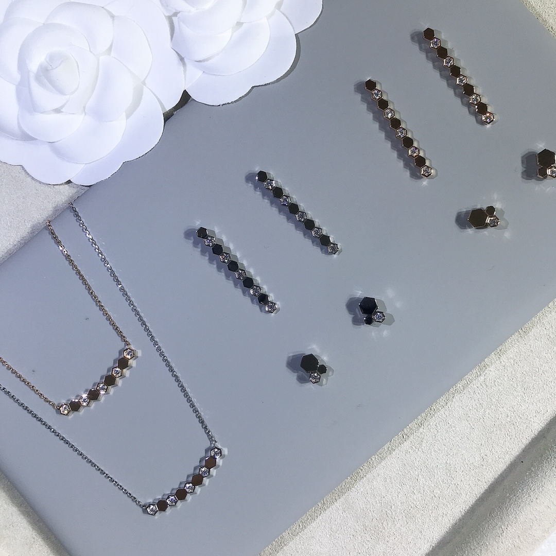 NO:632484,CHAUME#Bee my love Honeycomb series, high quality supports any comparison. The entire product is pure CNC carving, the water chestnuts are three-dimensional and clean. The diamond hands are micro-inlaid, so no diamonds will fall off, and there will be no black background. It is super shiny. The lettering and steel seal are completely and clearly reproduced, and the texture is super good. Available in stock in platinum, champagne gold and k yellow. Size 5#6#7#8#, chaumet, Cartier high-end jewelry19860909CHAUME#Bee my love 蜂巢系列,高品质支持任意对比 整件产品都纯CNC精雕,菱角立体干净 钻手微镶嵌,不掉钻更不会黑底,超级闪 字印钢印复刻齐全清晰,质感超级好 现货有白金色和香槟金色和k黄 码数5#6#7#8#,,chaumet,卡迪亚高端饰品,Jewelry