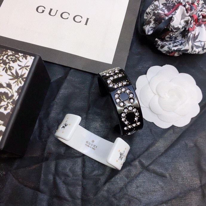 Gucci新款树脂手镯采用星星造型水晶和品 牌logo重新演绎。精致闪亮细节给这款怀旧配饰增添了出人意料
