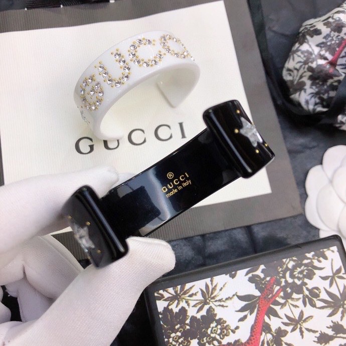Gucci新款树脂手镯采用星星造型水晶和品 牌logo重新演绎。精致闪亮细节给这款怀旧配饰增添了出人意料
