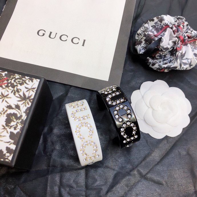 Gucci新款树脂手镯采用星星造型水晶和品 牌logo重新演绎。精致闪亮细节给这款怀旧配饰增添了出人意料